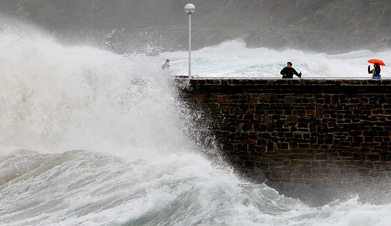 El oleaje golpea con fuerza el espigón de la playa de la Zurriola de la capital donostiarra, donde el Paseo Nuevo permanece cerrado por el Ayuntamiento de San Sebastián en previsión de fuertes rachas de viento en el litoral y olas de hasta 7 metros p