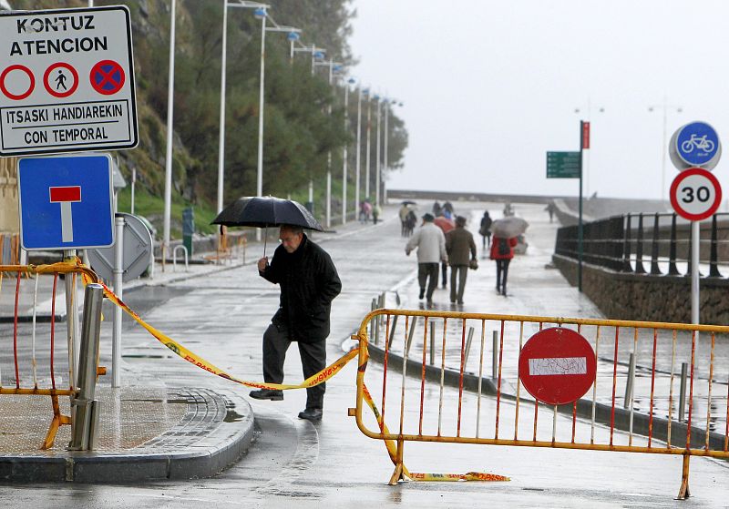 El viento ha obligado al Ayuntamiento de San Sebastián a cerrar el Paseo Nuevo de la capital donostiarra.