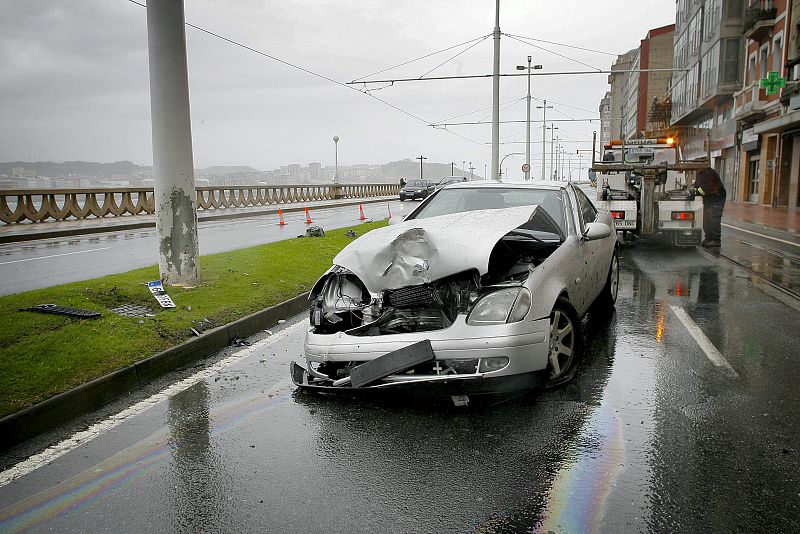 Las abundantes precipitaciones registradas esta mañana en A Coruña ocasionaron salidas de vía como la de este coche en el Paseo Marítimo de la ciudad.