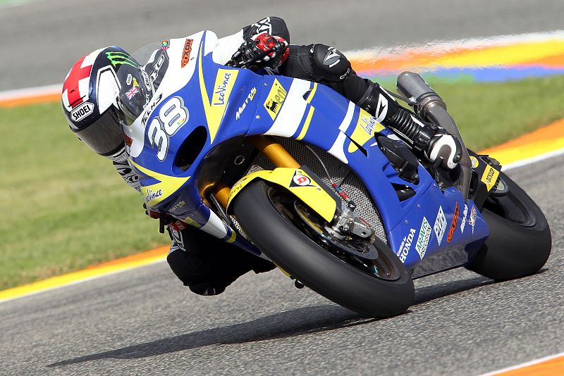 Bradley Smith sigue llevando en su casco la bandera de Inglaterra.