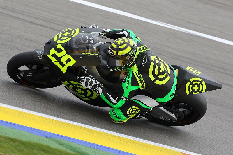 El italiano Andrea Iannone, sobre su nueva moto.