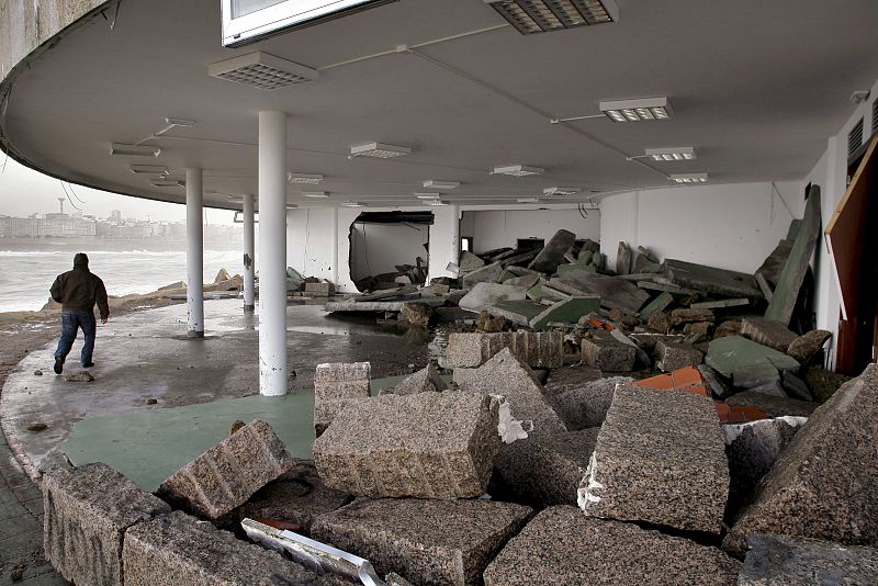 Destrozos en la base del Obelisco Milenium de A Coruña producidos por el temporal que obligó a decretar la alerta roja en la costa gallega.