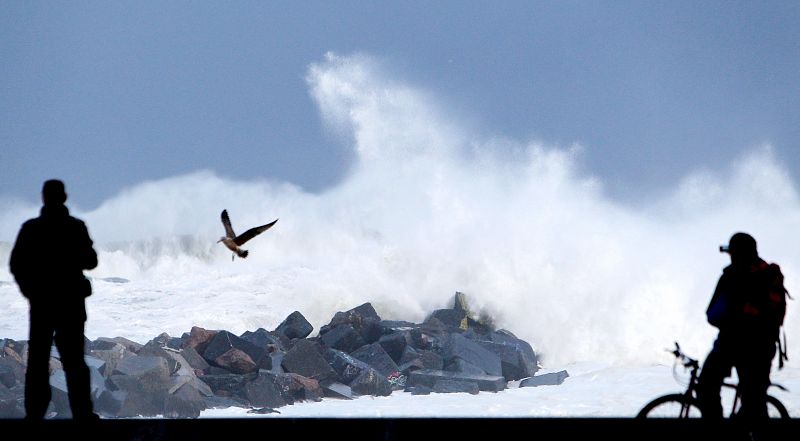 El oleaje golpea con fuerza el espigón de la playa de la Zurriola de la capital donostiarra, donde se encuentra activada la alerta roja en previsión de fuertes rachas de viento en el litoral y olas de hasta 7 metros de altura.