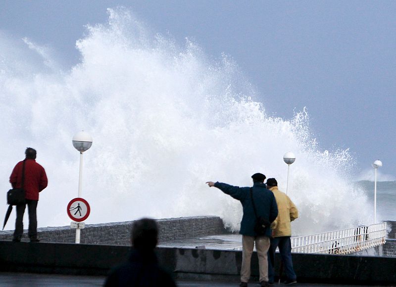 El oleaje golpea con fuerza el espigón de la playa de la Zurriola de la capital donostiarra.