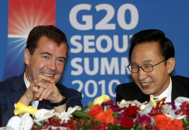 El presidente ruso, Dimitri Médvedev, y su homólogo de Corea del Sur, Lee Myung-bak, en la casa presidencial en Seúl