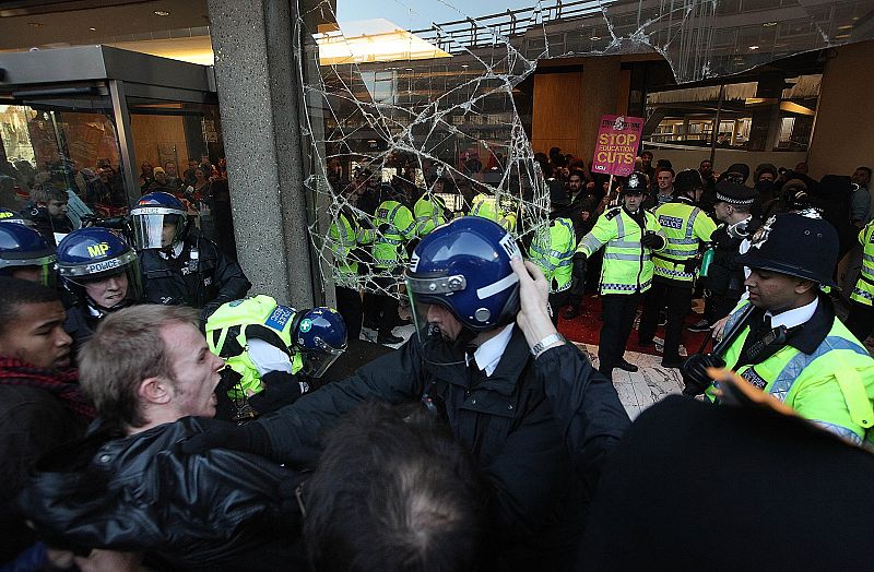 Policía y estudiantes se enfrentan en una auténtica batalla campal en pleno centro de Londres.