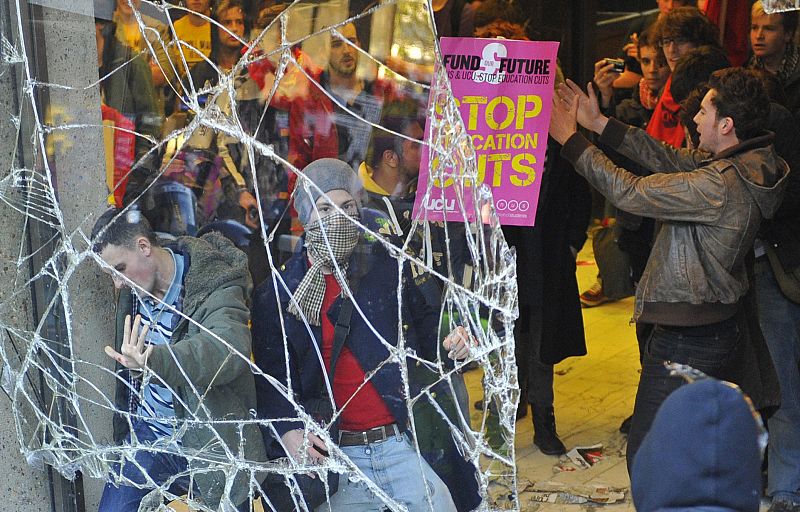 "Stop education cuts" se lee en las pancartas de los jóvenes. "Stop a los recortes en educación".