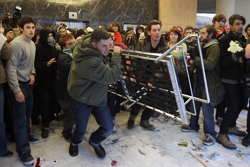 Los estudiantes han utilizado buena parte del mobiliario de la sede para romper todo lo que encontraban a su paso.