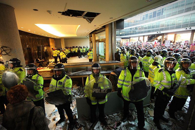 La manifestación ante la sede 'tory' es la peor que se recuerda desde las que se produjeron en la época de las grandes huelgas contra Margaret Thatcher, en los años 80.