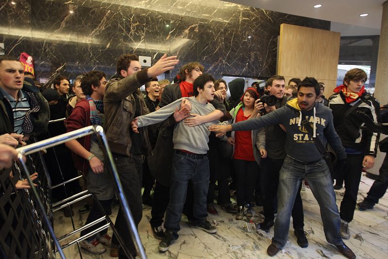 Miles de estudiantes y universitarios británicos están en contra de la decisión del gobierno de triplicar las tasas universitarias.