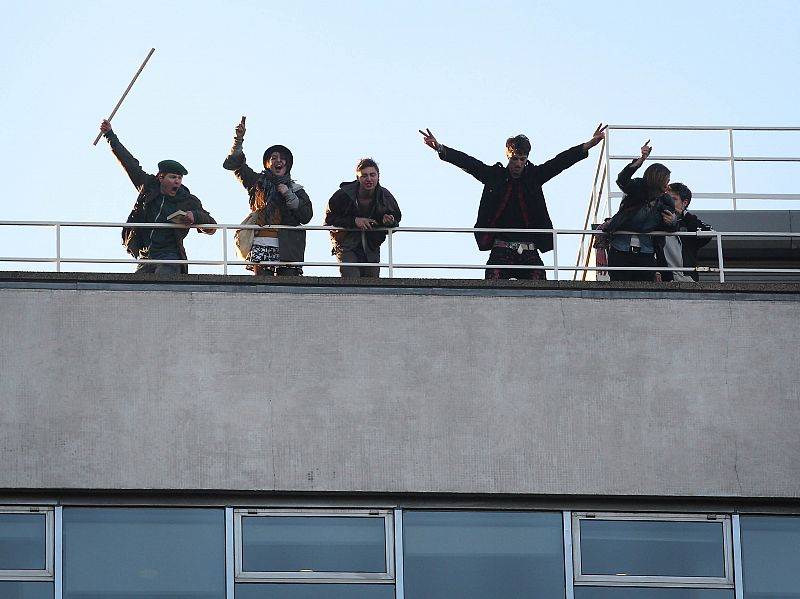 Los estudiantes han asediado la sede del Partido Conservador y han llegado hasta el tejado del emblemático edificio Millbank.