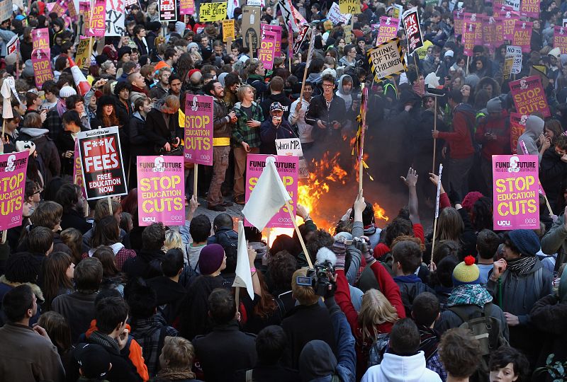 A la protesta previa al asalto de la sede han acudido unas 30.000 personas según la organización.