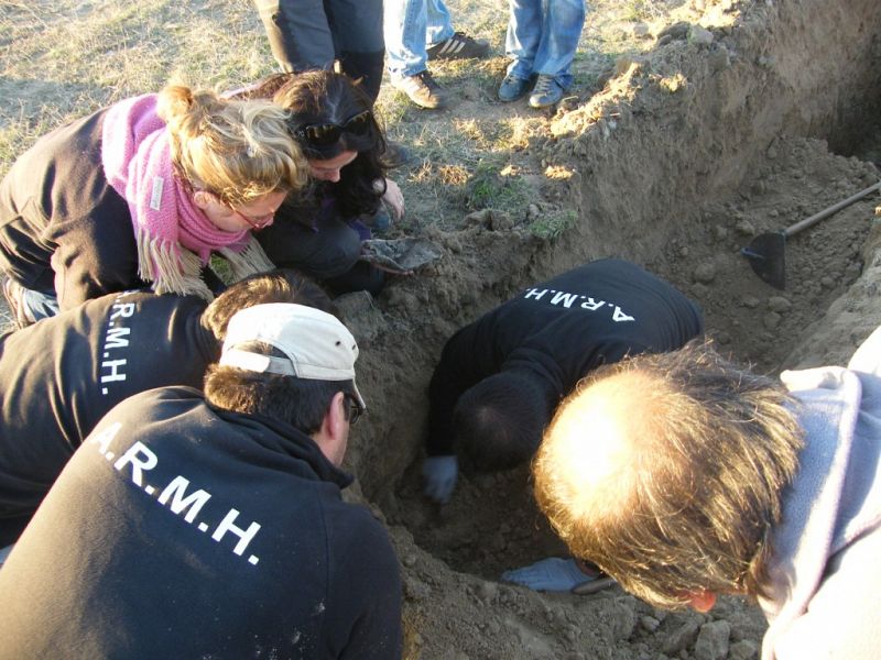 El equipo de la Asociación para la Recuperación de la Memoria Histórica excava la fosa, una vez localizada.