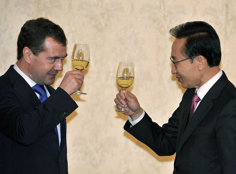 Russia's President Dmitry Medvedev toasts with his South Korean counterpart Lee Myung-bak at the presidential Cheong Wa Dae office in Seoul