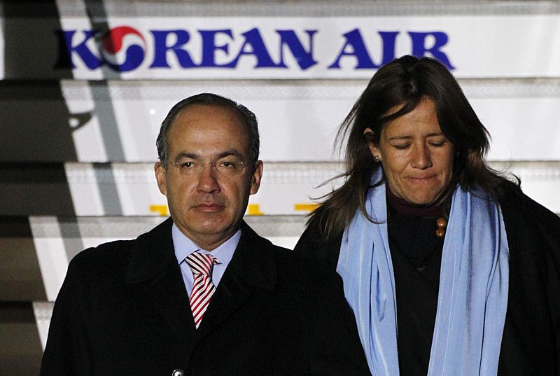 Mexico's President Felipe Calderon and his wife Margarita Zavala arrive at the airport in Incheon