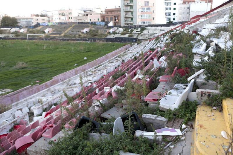 La vegetación ha invadido las gradas del antiguo estadio, totalmente abandonado.
