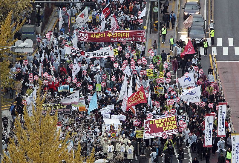 Grupos civiles, sindicatos y activistas extranjeros participan en una manifestación contra el G20 en la plaza de la Estación de Seúl