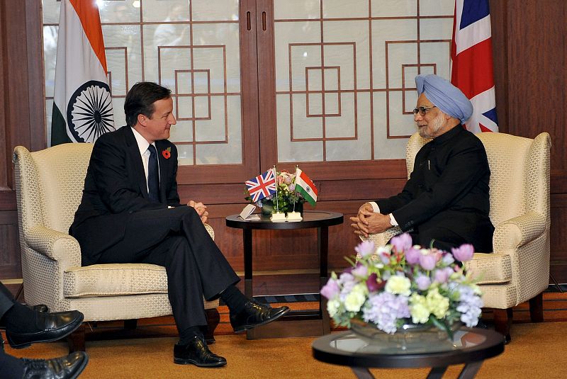 El primer ministro británico, David Cameron (izda), durante una reunión bilateral con su homólogo indio Manmohan Singh en Seúl