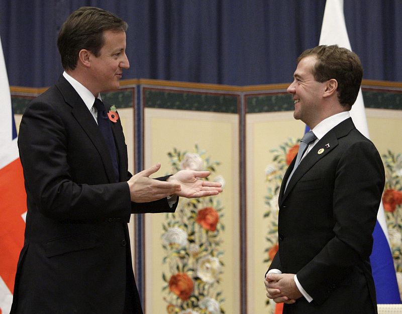 El primer ministro británico, David Cameron (izda), se reúne con el presidente ruso, Dmitry Medvedev (dcha), en Seúl antes de la cena oficial