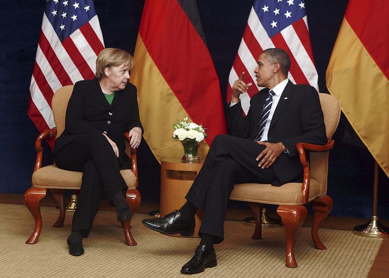 La canciller alemana, Angela Merkel (izq), mantiene una reunión con el presidente estadounidense, Barack Obama (dcha), en un hotel de Seúl