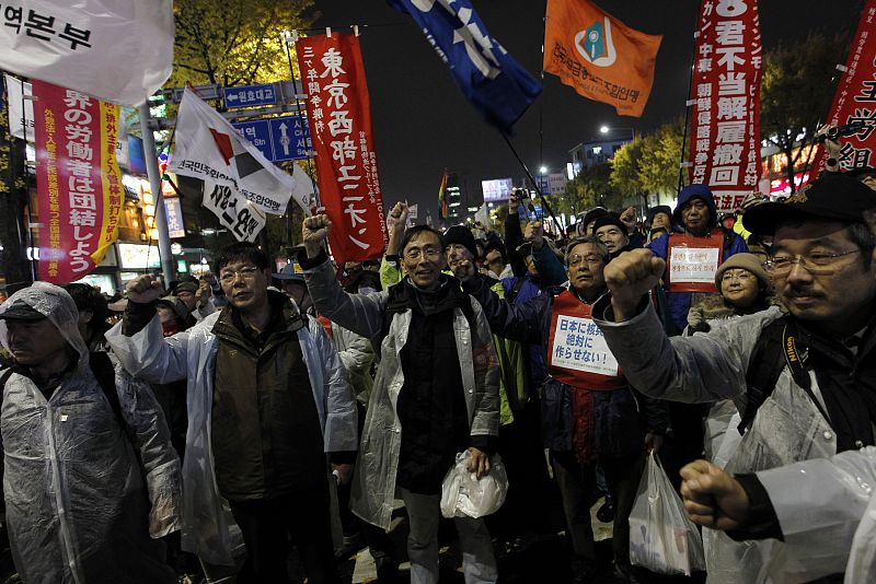 Activistas japoneses participan en las protestas contra la Cumbre