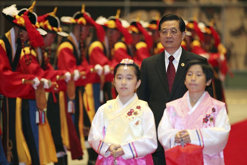 El presidente de China, Hu Jintao, llega al lugar en el que se celebra la cena con todos los líderes