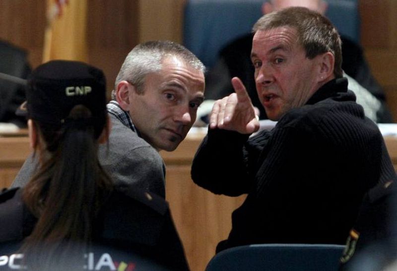 El ex portavoz de la ilegalizada Batasuna Arnaldo Otegi (dcha) hace una indicación al dirigente abertzale Joseba Permach