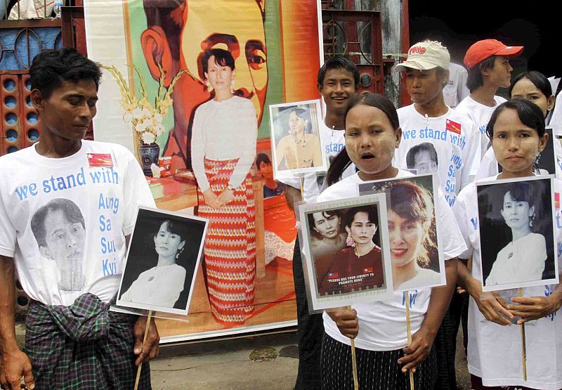 ESPERA A LA LIBERACIÓN DE AUNG SAN SUU KYI