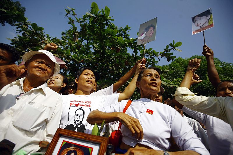 Seguidores del la Liga Nacional por la Democracia (lnd) celebran la liberación de su presidenta.