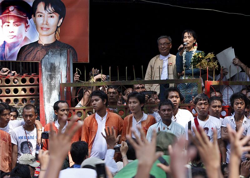 SUU KYI DEFIENDE LA LIBERTAD DE EXPRESIÓN EN SU PRIMER MITIN POLÍTICO