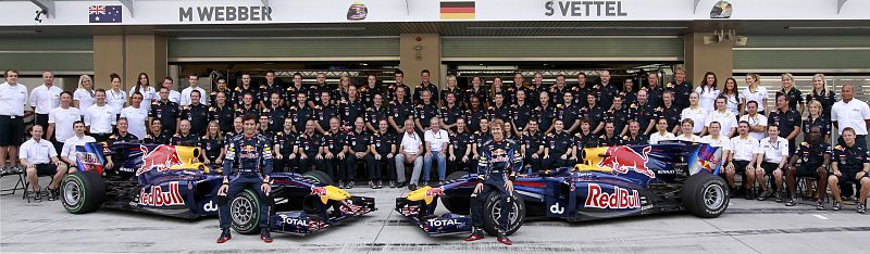 El equipo Red Bull al completo, encabezado por sus dos pilotos, Mark Webber y Sebastien Vettel, posa en la foto de despedida de la temporada en el circuito de Yas Marina.