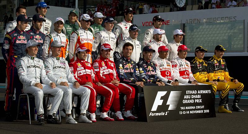 Drivers pose at an end of season drivers' photograph before the Abu Dhabi F1 Grand Prix at Yas Marina circuit  in Abu Dhabi