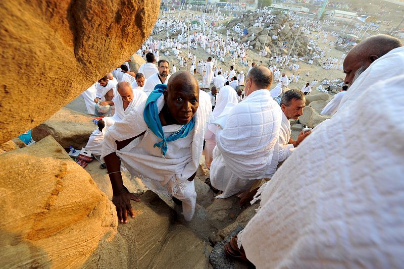 Peregrinos musulmanes suben el monte Arafat