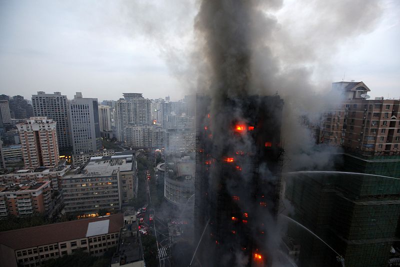 Espectacular imagen en la que se puede ver cómo los bomberos tratan de apagar las llamas