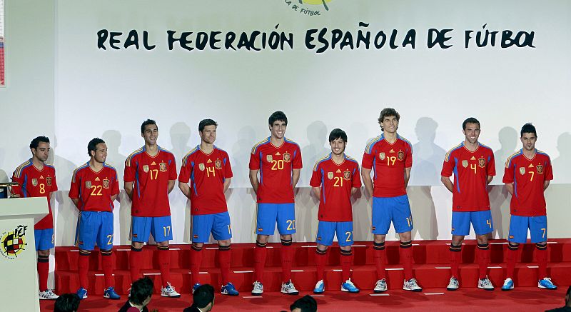 Xavi Hernández, Santiago Cazorla, Alvaro Arbeloa, Xabi Alonso, Javi Martínez, David Silva, Fernando Llorente, Carlos Marchena y David Villa posan con la nueva equipación de La Roja