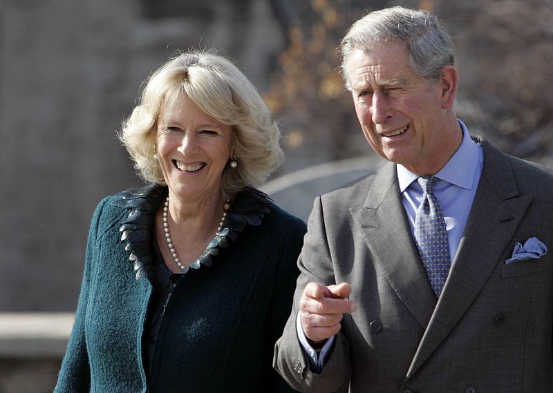 Carlos de Inglaterra, padre del príncipe William, tuvo que esperar décadas para casarse con Camilla Parker Bowles. El 9 de abril de 2005 y tras 30 años de romance, la pareja se casó en el Ayuntamiento de Windsor.