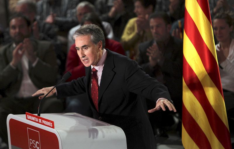 El ministro de la Presidencia, Ramón Jáuregui, arropa al candidato del PSC, José Montilla, en un mitin en Mataró (Barcelona)