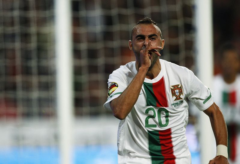 El portugués Martins celebra su gol, el primero de los locales