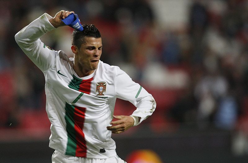 Se enfadó tanto Cristiano cuando le anularon un gol, que tiró al suelo su brazalete