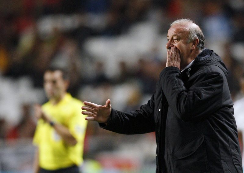 Del Bosque da instrucciones durante el partido