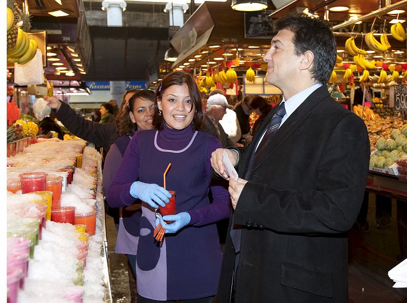 El candidato a la presidencia de la Generalitat por Solidaritat Catalana per la Independència (SI), Joan Laporta, durante su visita al Mercado de la Boquería (Barcelona)