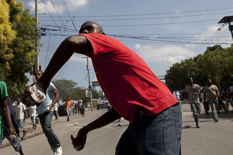 La gente ha respondido lanzando piedras y botellas contra la policía