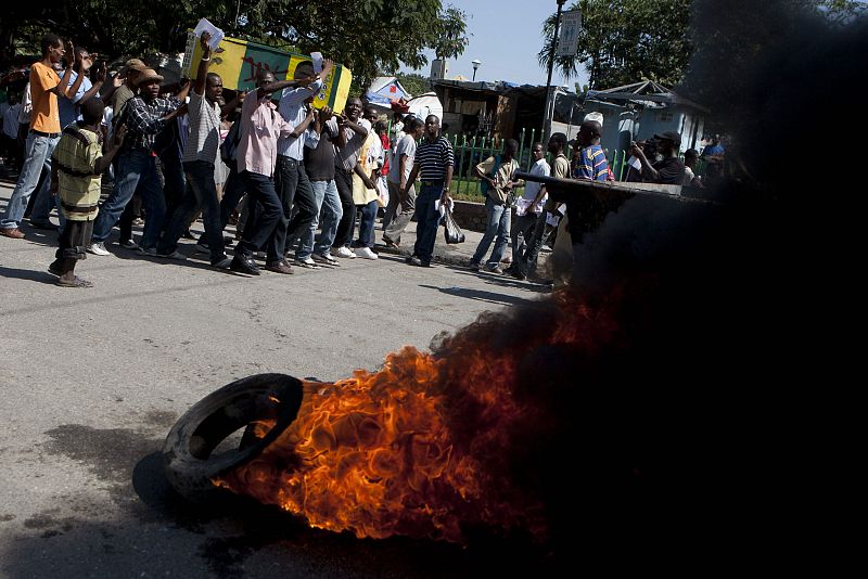 POLICÍA DISPERSA CON GASES A MANIFESTANTES CONTRA LOS "CASCOS AZULES"