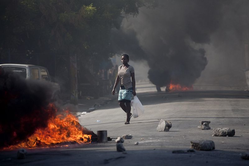 POLICÍA DISPERSA CON GASES A MANIFESTANTES CONTRA LOS "CASCOS AZULES"