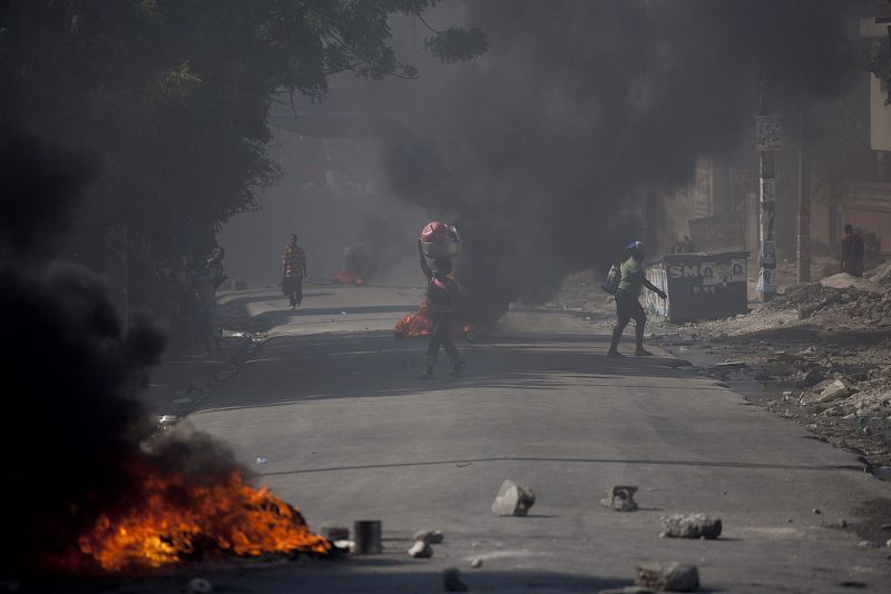 POLICÍA DISPERSA CON GASES A MANIFESTANTES CONTRA LOS "CASCOS AZULES"