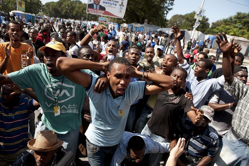 Manifestantes protestan en contra de la Misión de Naciones Unidas para la Estabilización de Haití (MINUSTAH) en las inmediaciones de Champ Mars en Puerto Príncipe (Haití)
