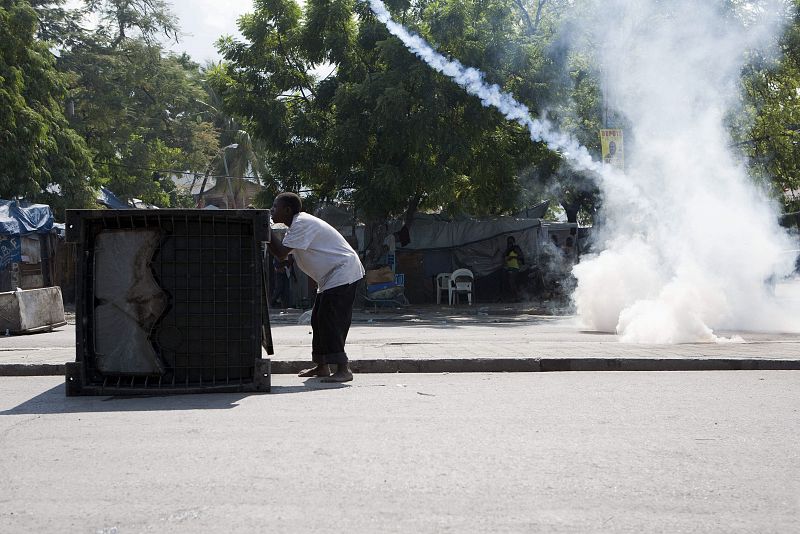 La policía del país ha dispersado a los manifestantes con botes de gas