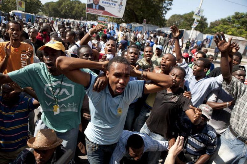 Manifestantes protestan en contra de la Misión de Naciones Unidas para la Estabilización de Haití (MINUSTAH) en las inmediaciones de Champ Mars en Puerto Príncipe (Haití)