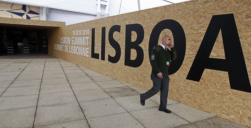 Un miembro de las fuerzas de seguridad junto a la entrada del recinto de la Cumbre