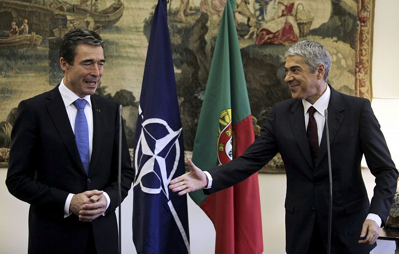 El secretario general de la OTAN, Anders Rasmussen (izq), da una rueda de prensa acompañado por el primer ministro portugués, José Sócrates